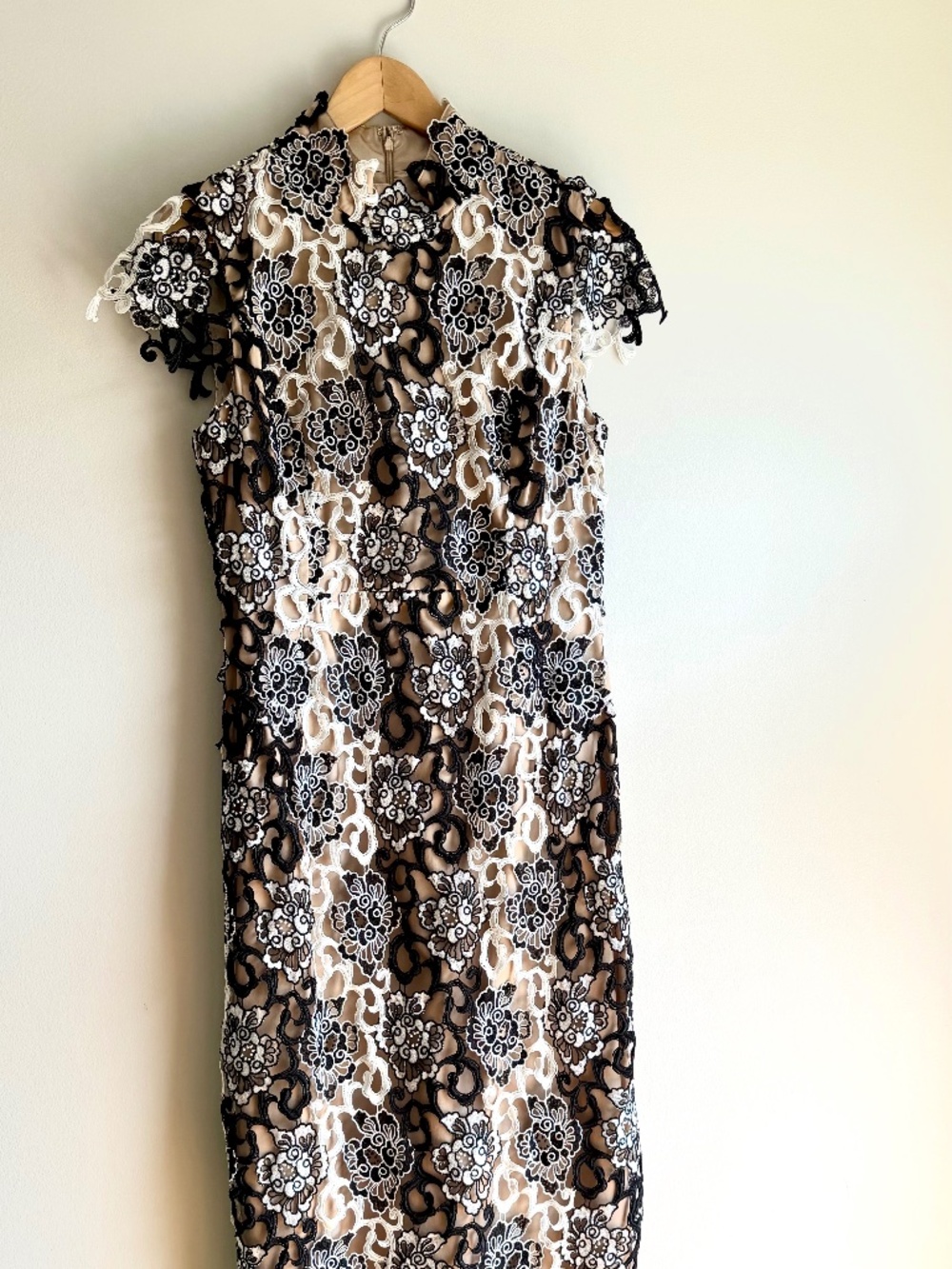 Monique Lhuillier Black Ivory Floral Lace Mock Neck Sheath Dress